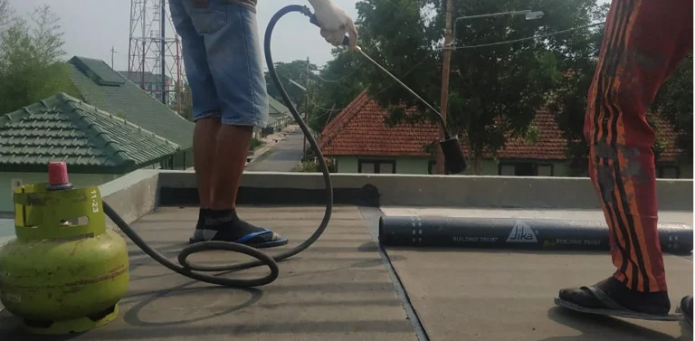 Foto pengerjaan jasa waterproofing membrane bakar