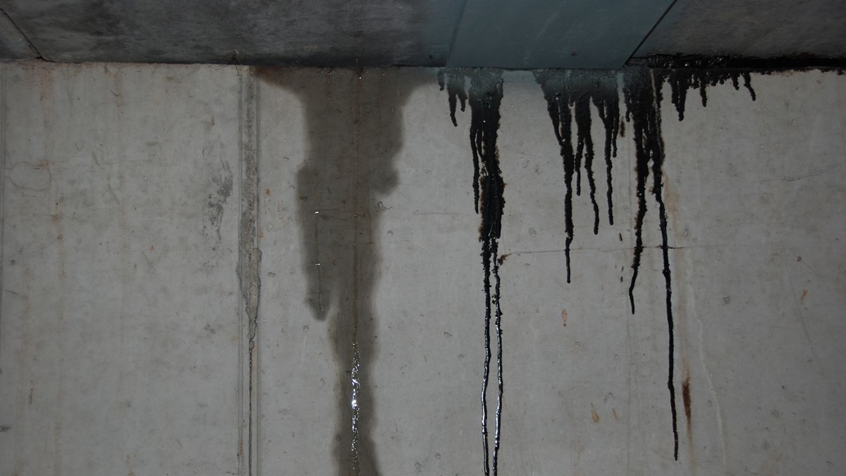 Waterproofing tanda 4 tembus air dari sela dinding